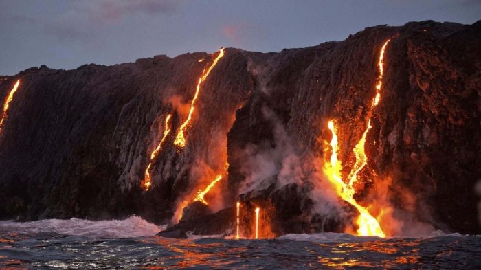 Khi đến đây du khách sẽ có cơ hội ngắm cảnh tượng kỳ vĩ, đó chính là khi núi lửa phun trào
